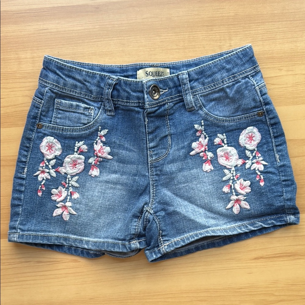 Squeeze Blue Jean Shorts with Floral Embroidery